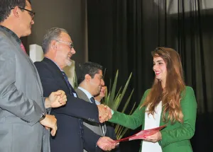 Entrega Ibero becas a mejores promedios de Puebla y el sureste
