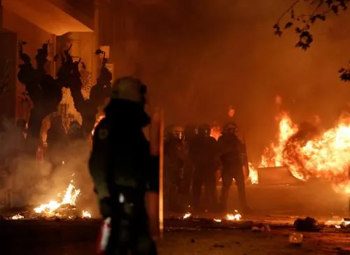 Termina en disturbios conmemoración de asesinato de joven en Grecia