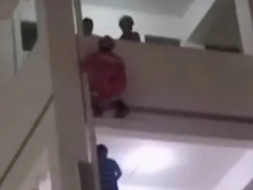Bombero suelta patada a joven que intentaba suicidarse