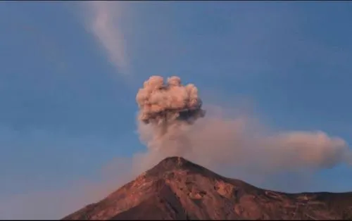 Volcán de Fuego eleva columna de ceniza de más de cuatro mil metros