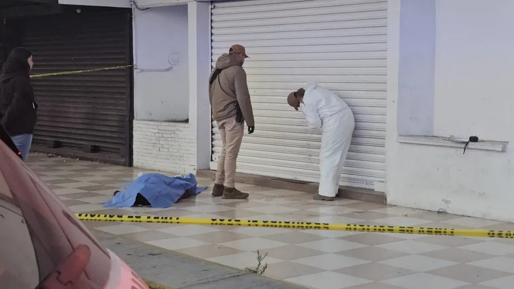 Hombre muere apuñalado en la colonia Jardines de San Manuel