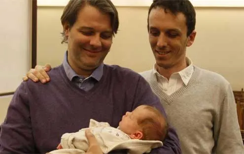 Argentina reconoce copaternidad gay; registra a bebé con dos padres