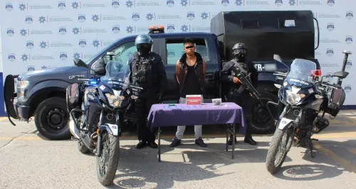 La policía municipal aseguró a más de 20 dosis de aparente droga; dos hombres fueron detenidos