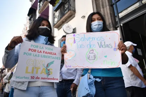 Se manifiestan en Congreso contra aprobación de despenalización del aborto en Puebla