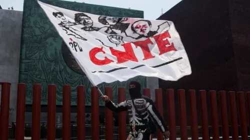 Inicia entrega de cheques a maestros de la CNTE reinstalados