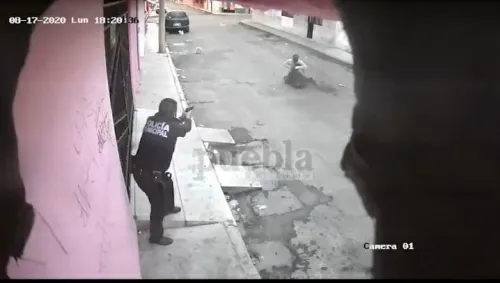 Delincuente amaga a mujer para huir en Coatepec