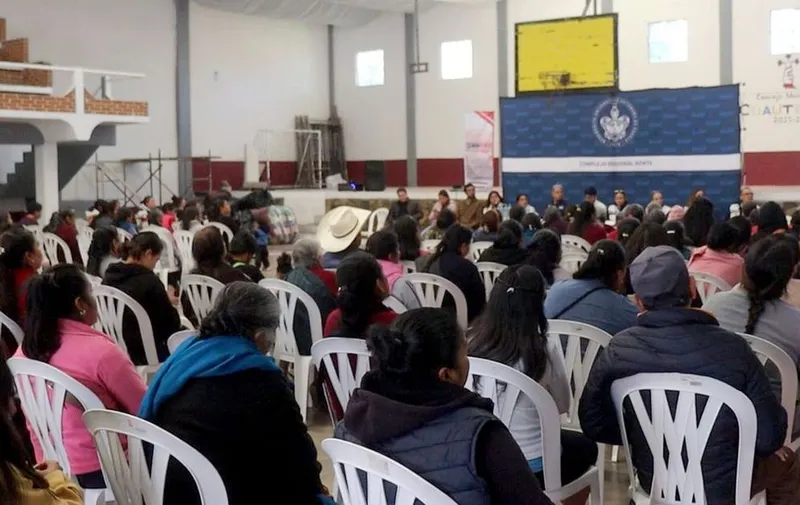 buap-green-carson-entrega-frazadas-pet-cuautempan