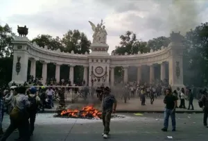 Chocan granaderos y manifestantes por Ayotzinapa