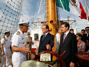 EPN y François Hollande recorren Buque Escuela Cuauhtémoc