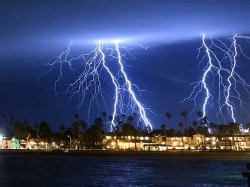 Tormenta estremece a California con más de 2 mil rayos