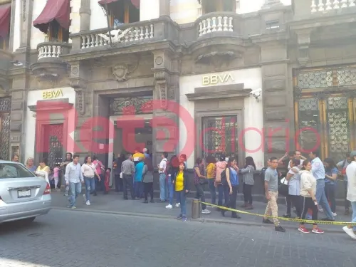 Bancos cuidan del coronavirus a sus clientes, pero los exponen a largas filas