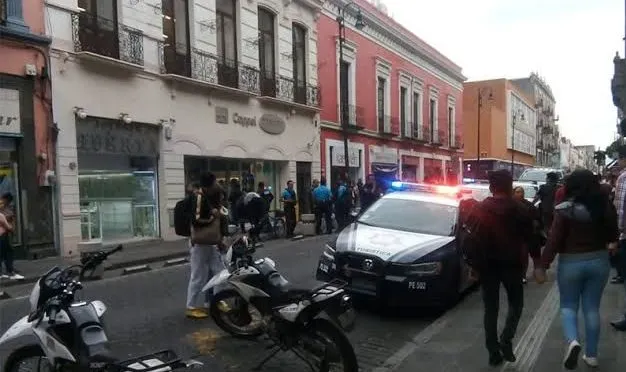 Asaltan tienda Coppel en el Centro Histórico de Puebla; rompieron vitrinas para robar teléfonos celulares