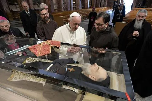 El Papa rinde homenaje al popular santo italiano Padre Pío