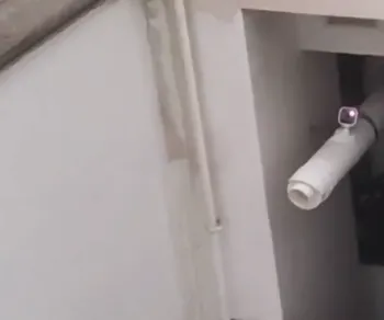 En TikTok una mujer denuncia que su vecino la espían con una cámara de seguridad