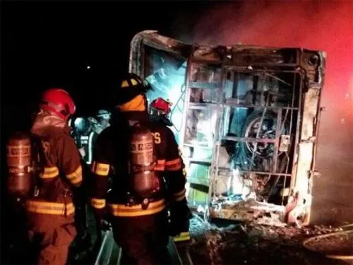 Mueren al menos 14 personas en accidente de tránsito en Ecuador