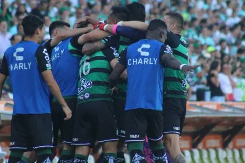 En su aniversario 35, Santos vence a León 3-0 en la Liga MX