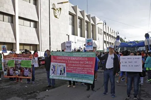 Jubilados del IMSS se manifestaron durante carrera