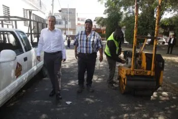 Supervisa Pepe Chedraui trabajos del programa “Bacheando Puebla” en El Carmen