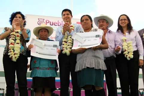Ayuntamiento entrega 649 certificados de Piso Firme en Azumiatla