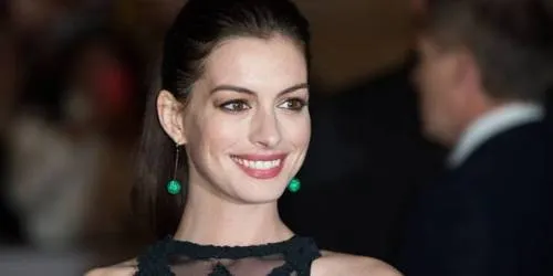 Filtran fotografías de Anne Hathaway sin ropa con su esposo en la cama