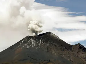 Popocatépetl registra actividad moderada este lunes