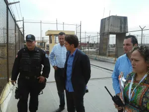 Espinosa se reúne con los presos Adán y Paul Xicale