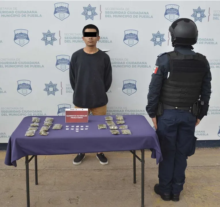 Policía municipal detuvo a hombre en posesión de 30 dosis, aproximadamente, de aparente droga