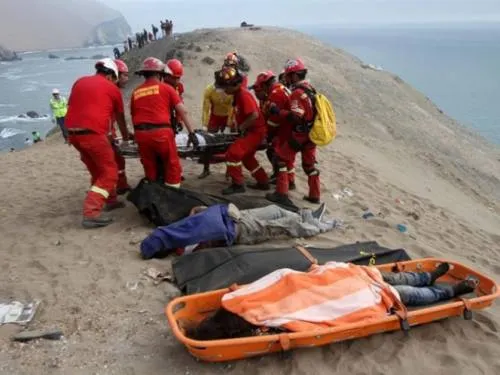 Aumentan fallecidos por caída de autobús en Perú; hubo rapiña