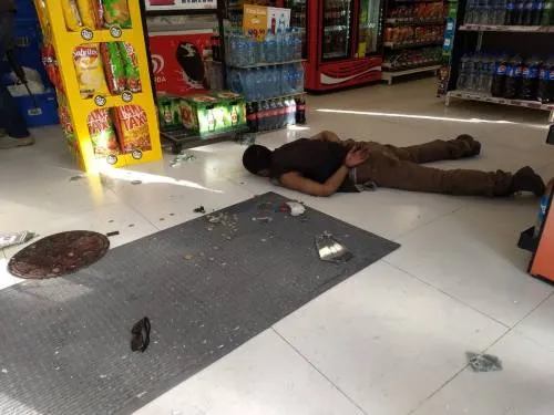 Tras causar destrozos y robar dinero en Oxxo de La Calera, ladrón intenta huir y es detenido