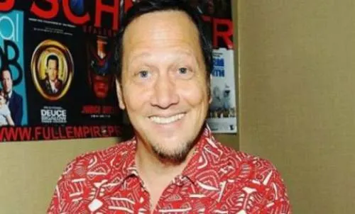 Rob Schneider asiste a partido de final de Liga MX, fiel a Tigres
