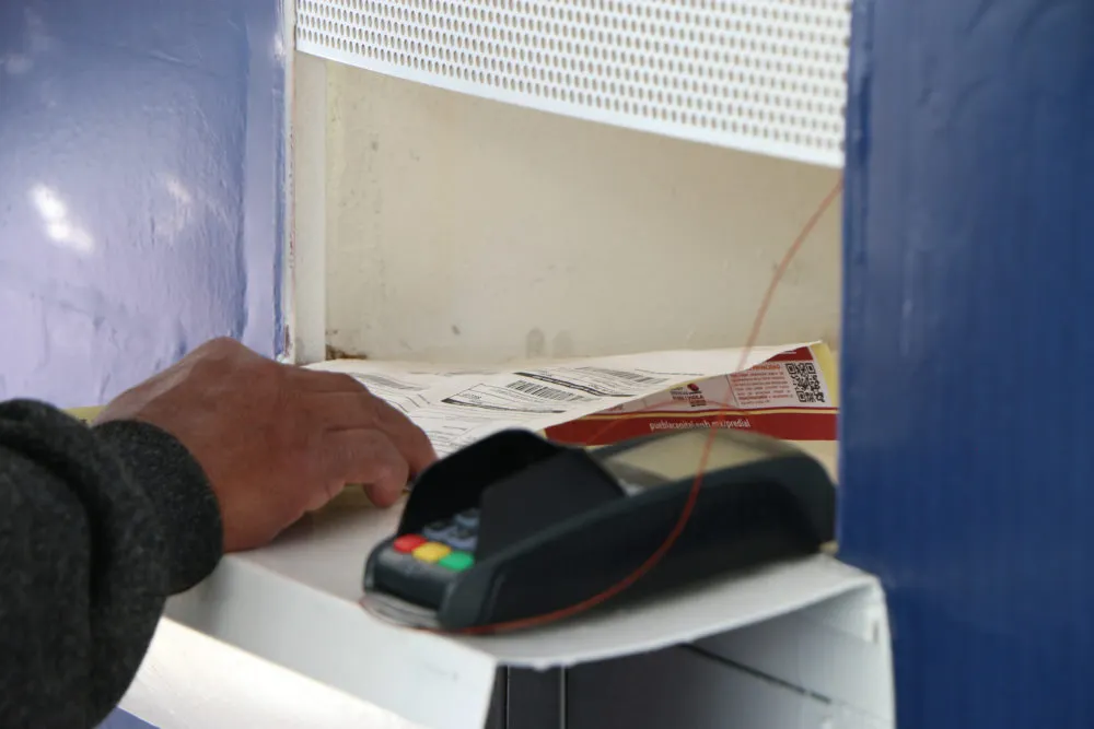 Persona realizando pago de predial