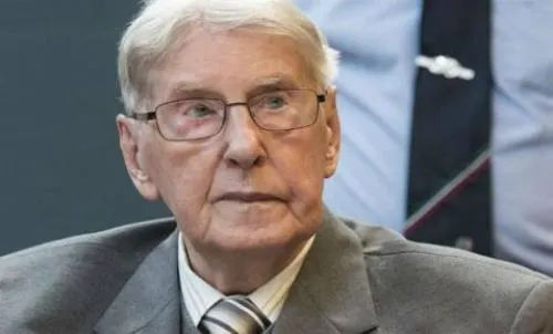 Muere guarda nazi de Auschwitz, último condenado en juicios tardíos