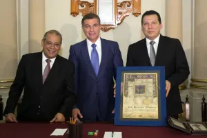 Raúl Plascencia recibe Cédula Real y Clavis Palafoxiana