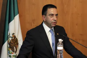 Llama Lozano a que universitarios voten