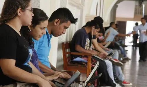 Uso excesivo de nuevas tecnologías provoca ojo seco en niños y adultos: especialista