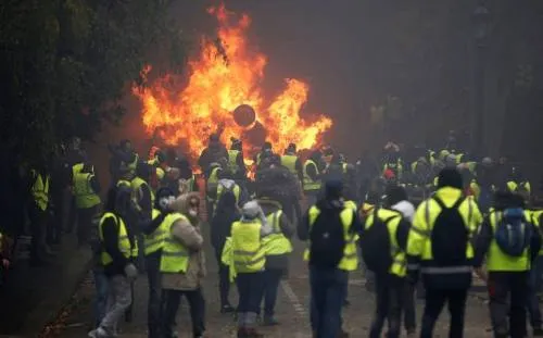 Arde Francia por chalecos amarillos: 270 detenidos y 50 vehículos incendiados
