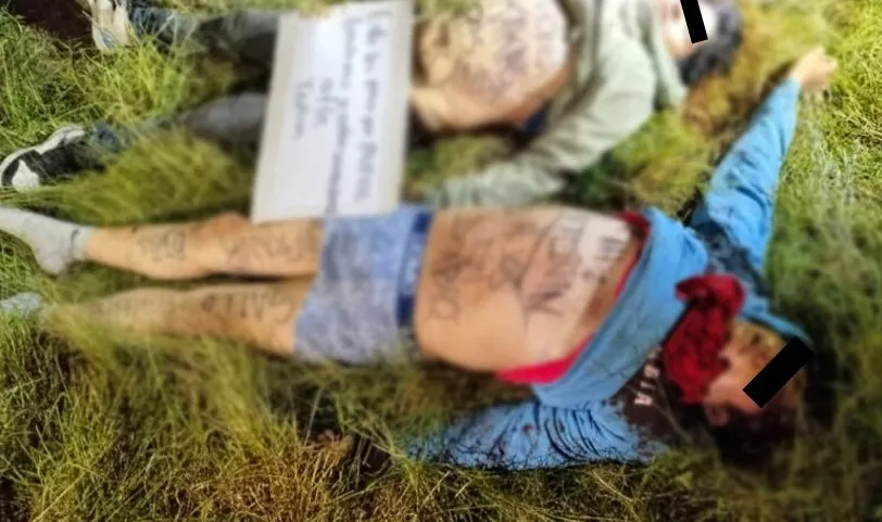 Hallan dos cadáveres con huellas de violencia y narcomensajes en Tepeaca; Fiscalía ya investiga
