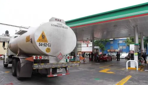 Por tierra y aire buscan pipa de gasolina robada en Jalisco