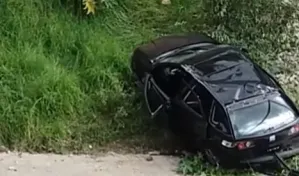 Cae de 15 metros automovilista en la Vía Corta a Santa Ana