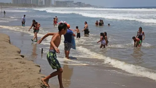 Advierten con cerrar playas de Acapulco otra vez si turistas no respetan sana distancia
