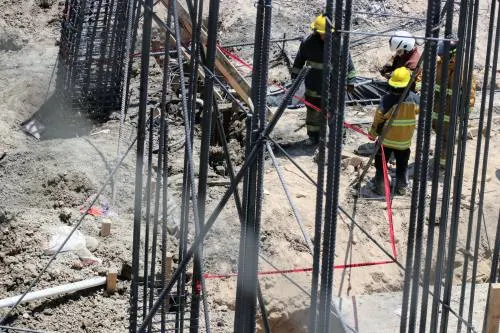 Mueren dos trabajadores de la construcción al desplomarse departamentos que edificaban