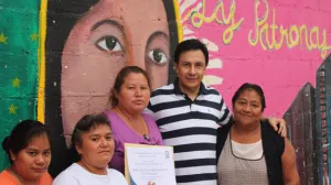 Visita López Badillo a ”Las atronas”, ganadoras del premio nacional de derechos humanos2013