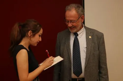 María Fragoso, alumna de la Ibero Puebla presenta su libro Las Nubes del Suelo