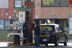 Hasta abril se podría regular el precio de la gasolina