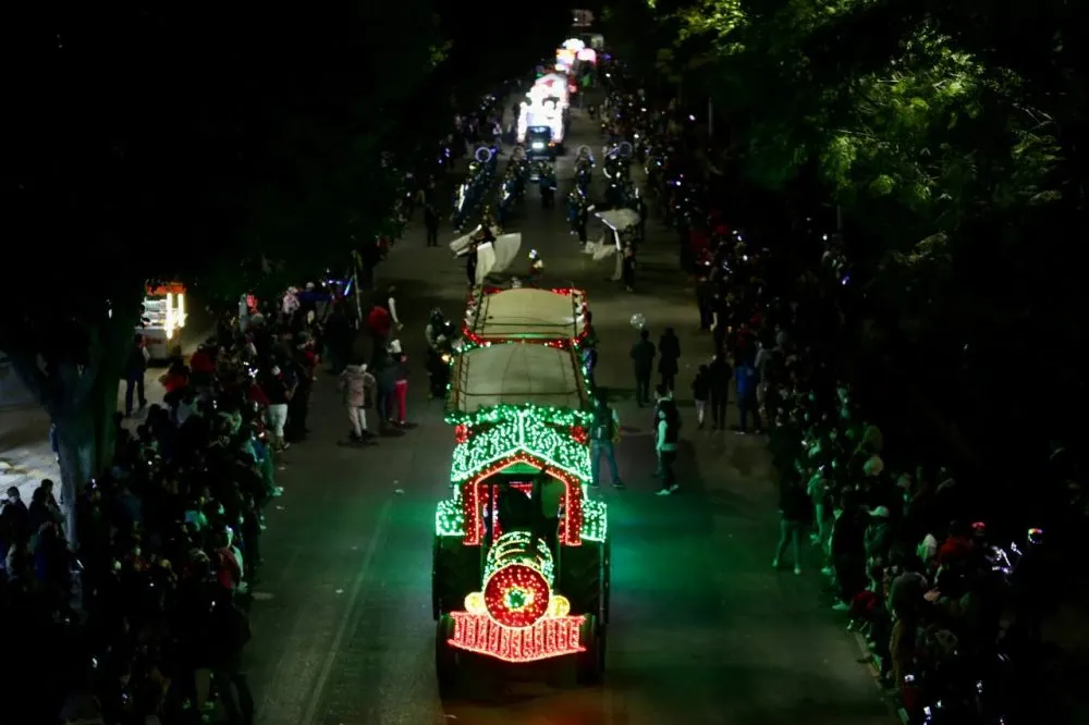 Realizan espectacular desfile de Día de Reyes en la ciudad de Puebla