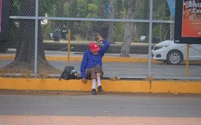 Don Eduardo, reconocido vendedor de portacredenciales de la BUAP, se despide tras un accidente