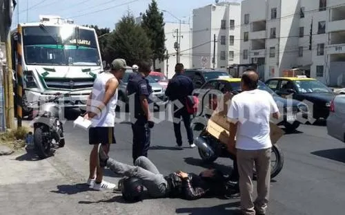 Motociclista resulta herido al intentar ganarle paso a transporte público