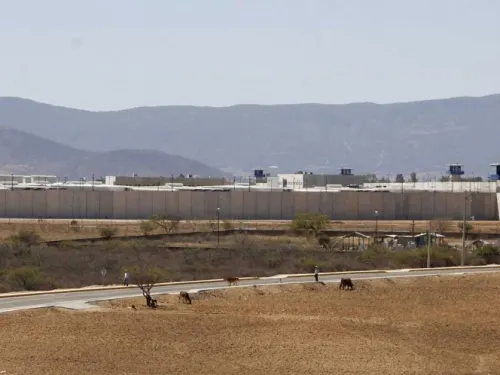Al menos 100 reos fueron trasladados de Puente Grande al penal de Miahuatlán
