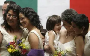 IMSS anuncia que afiliará a parejas homosexuales; tras queja en Puebla