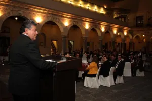 Entregan fiscalistas la Presea ?Defensa Fiscal? a Luis Maldonado